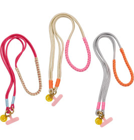 Drei bunte Seillanyards mit Metallclips und Smiley-Anhängern liegen nebeneinander auf weißem Hintergrund.