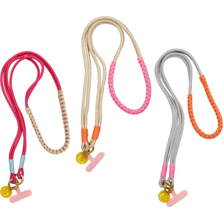 Drei bunte Seillanyards mit Metallclips und Smiley-Anhängern liegen nebeneinander auf weißem Hintergrund.