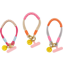 Drei bunte, geflochtene Armbänder mit gelbem Smiley-Anhänger und pinkem Riegelverschluss.