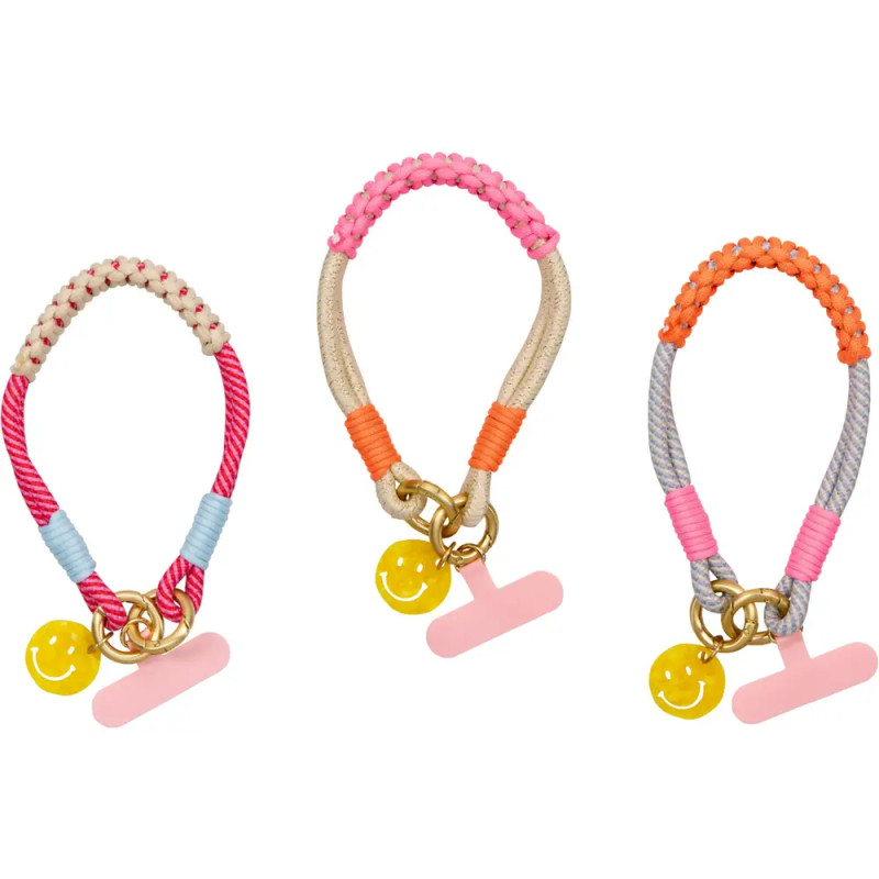 Drei bunte, geflochtene Armbänder mit gelbem Smiley-Anhänger und pinkem Riegelverschluss.