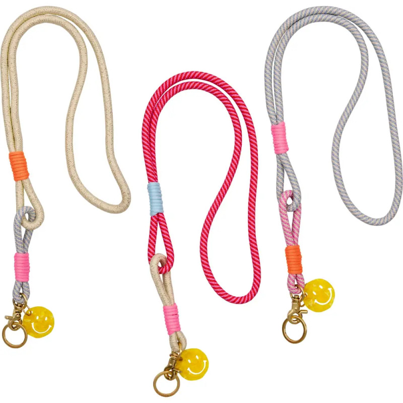 Drei bunte Seil-Lanyards mit Metallclips und gelben Kugelanhängern liegen nebeneinander auf weißem Hintergrund.