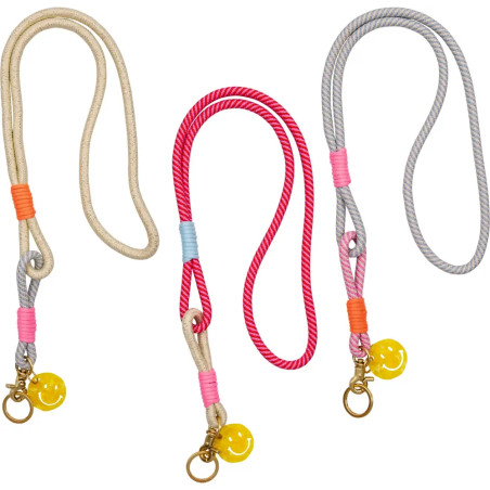 Drei bunte Seil-Lanyards mit Metallclips und gelben Kugelanhängern liegen nebeneinander auf weißem Hintergrund.
