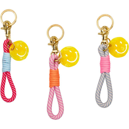 Drei bunte Schlüsselanhänger aus Seil mit gelbem Smiley-Anhänger und goldenem Schlüsselring.