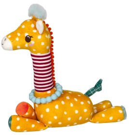 Gelbes Plüsch-Giraffenspielzeug mit weißen Flecken, gestreiftem Hals und blauen Perlen am Hals, sitzend.