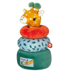 Kuscheltier-Giraffe als Stapelspielzeug mit farbigen Ringen in Rot, Blau und Grün sowie einem lachenden Giraffenkopf oben.