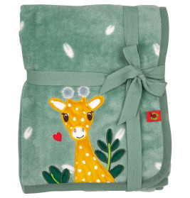 Grüne Babydecke mit Giraffenmotiv, Blättern und rotem Herz, mit passendem Band zusammengebunden.