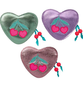 Drei metallische Herz-Täschchen in Grün, Lila und Pink mit Kirschmotiven und Schleifendetails.