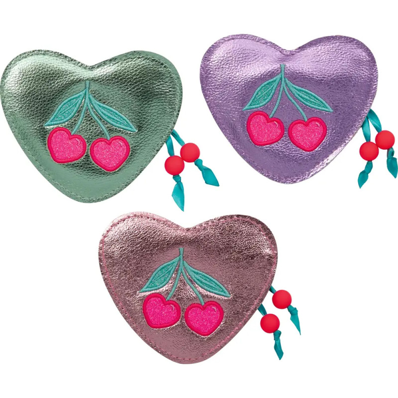 Drei metallische Herz-Täschchen in Grün, Lila und Pink mit Kirschmotiven und Schleifendetails.
