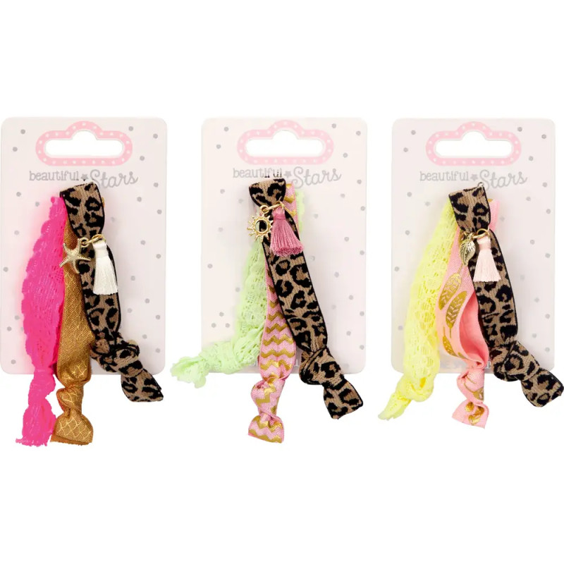 Drei Sets bunte Haargummis mit Leopardenmuster und Spitze auf gepunkteten Karten ausgestellt.
