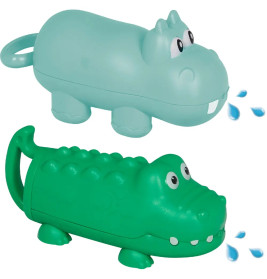 Zwei Kunststofftiere, ein blaues Nilpferd und ein grünes Krokodil, spritzen Wasser aus ihren Mündern.