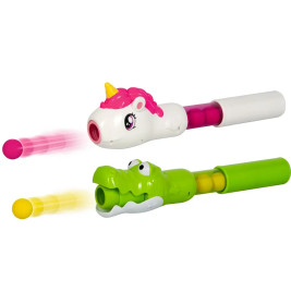 Zwei Spielzeug-Popper, die als Einhorn und Alligator geformt sind, schießen Schaumstoffbälle.