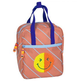 Pfirsichfarbener Rucksack mit blauen Trägern, diagonalen Streifen und gelborangem Smiley-Patch vorne.