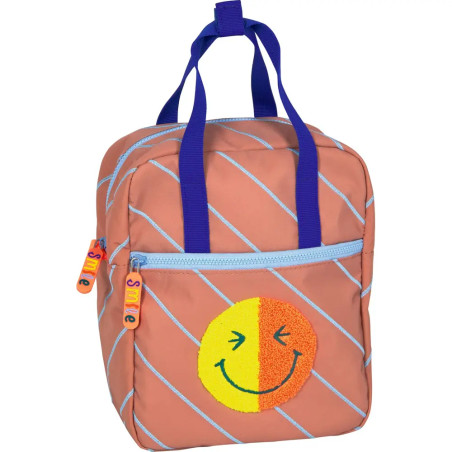 Pfirsichfarbener Rucksack mit blauen Trägern, diagonalen Streifen und gelborangem Smiley-Patch vorne.