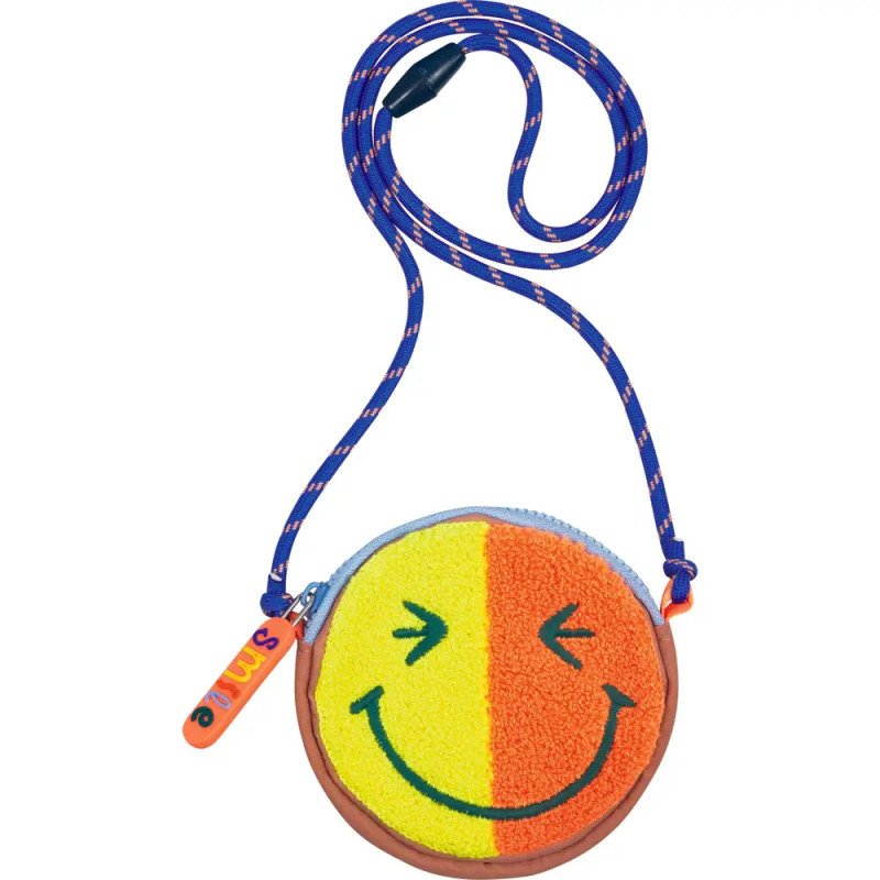 Runde, flauschige Tasche mit zwinkerndem Smiley, blauem Band und Smile-Anhänger am Reißverschluss.