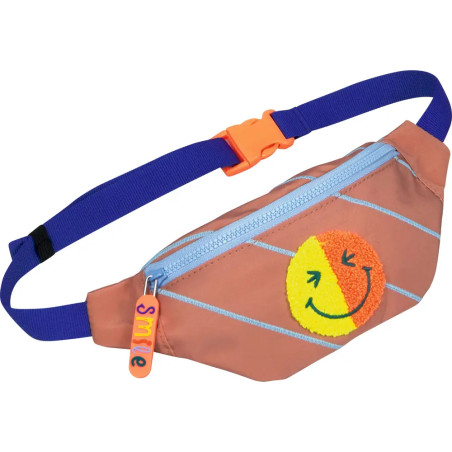 Braune Bauchtasche mit blauem Gurt, Smiley-Aufnäher und Zipper mit der Aufschrift SMILE.