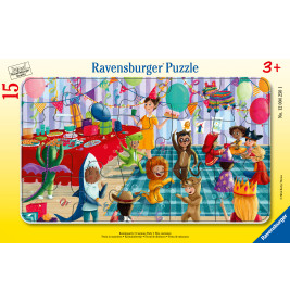 Kinder in Tierkostümen feiern auf einer Geburtstagsparty mit Ballons, Kuchen und Dekorationen.