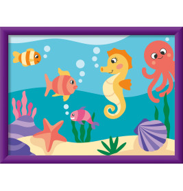 Cartoon-Unterwasserszene mit Fischen, Seepferdchen, Oktopus, Korallen, Muscheln und Blasen in lila Rahmen.