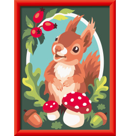 Cartoon-Eichhörnchen mit Pilzen, Eicheln und Beeren in einem rot umrahmten Bild.