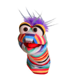 Eine bunte, gestreifte Sockenpuppe mit großen Augen, lila Haaren und rotem offenem Mund auf weißem Hintergrund.