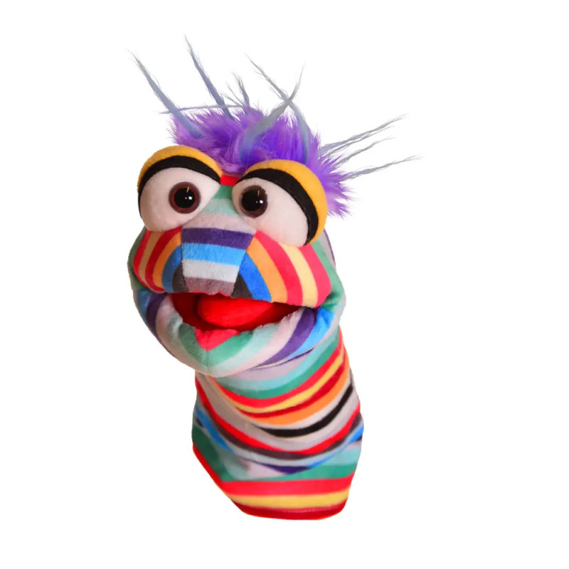 Eine bunte, gestreifte Sockenpuppe mit großen Augen, lila Haaren und rotem offenem Mund auf weißem Hintergrund.