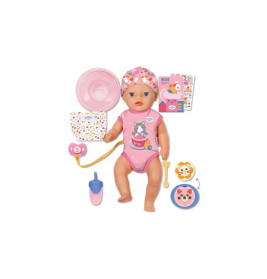 Puppe im rosa Outfit mit Schale, Schnuller, Flasche und gemustertem Mützchen auf weißem Hintergrund.