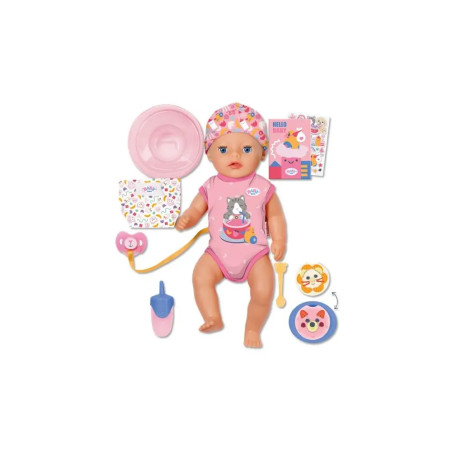 Puppe im rosa Outfit mit Schale, Schnuller, Flasche und gemustertem Mützchen auf weißem Hintergrund.