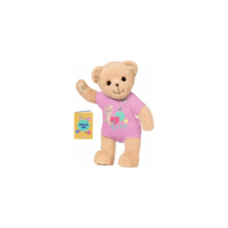 Hellbrauner Teddybär mit rosa Shirt winkt neben gelber Karte mit buntem Text und Formen.