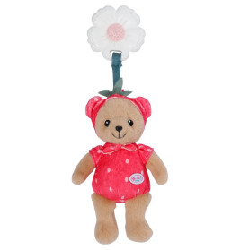 Kuschelteddybär im roten Erdbeer-Outfit hängt an einem weißen, blumenförmigen Clip.