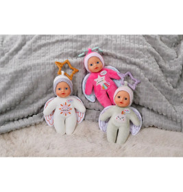 Drei Babypuppen mit Engelsflügeln und Stern-Kopfschmuck in weißen, rosa und grünen Outfits auf einer Decke.