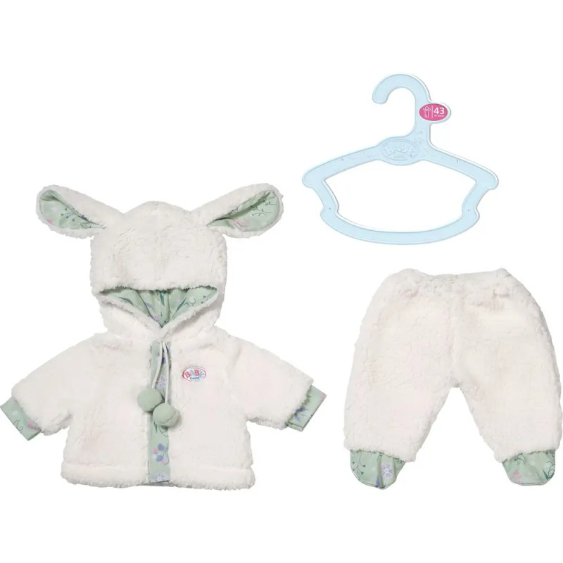 Weißes Plüschpuppen-Outfit mit Hasenohren-Kapuze, passender Hose und blauem Bügel auf weißem Hintergrund.