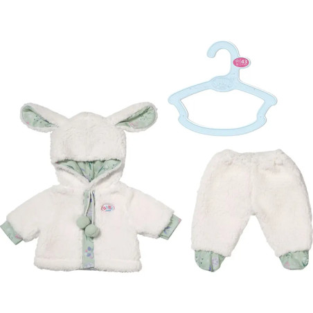 Weißes Plüschpuppen-Outfit mit Hasenohren-Kapuze, passender Hose und blauem Bügel auf weißem Hintergrund.