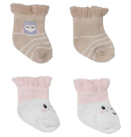 Vier Paar Babysocken: zwei beige mit Eulenmotiv, zwei weiß-rosa mit Bärengesicht und Rüschenrand.