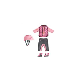 Puppen-Outfit in Pink und Lila mit Jacke, Hose, Stiefeln, Helm und Handschuhen auf weißem Hintergrund angeordnet.