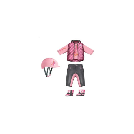Puppen-Outfit in Pink und Lila mit Jacke, Hose, Stiefeln, Helm und Handschuhen auf weißem Hintergrund angeordnet.