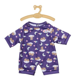 Lila Baby-Strampler mit Teddys, Wolken, Monden und Sternen an beigem, bärenförmigem Bügel.