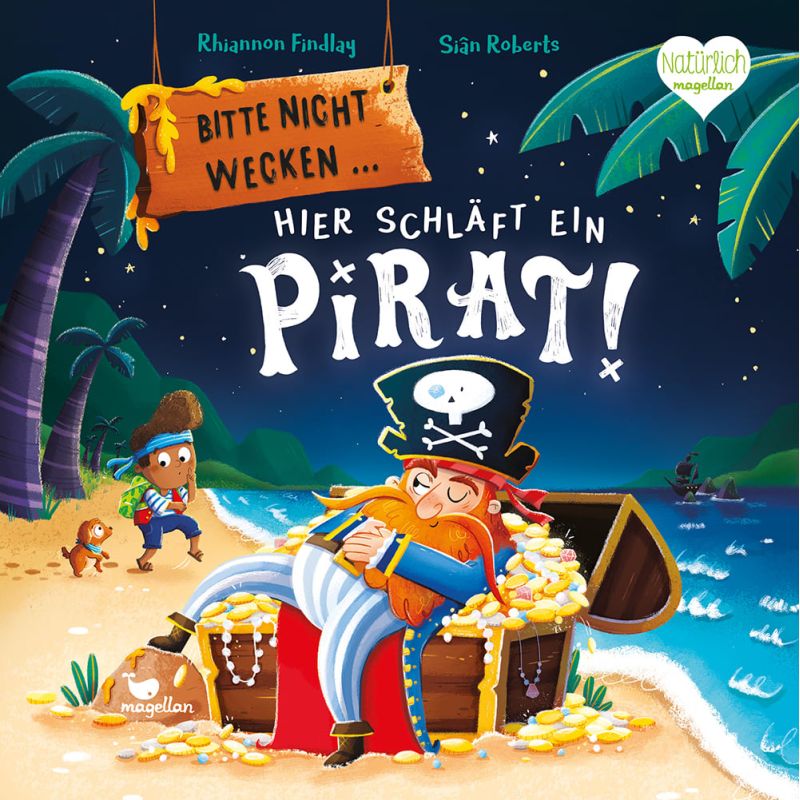 Ein orangebärtiger Pirat schläft auf einem Schatz, während Junge und Affe am mondbeschienenen Strand zusehen.