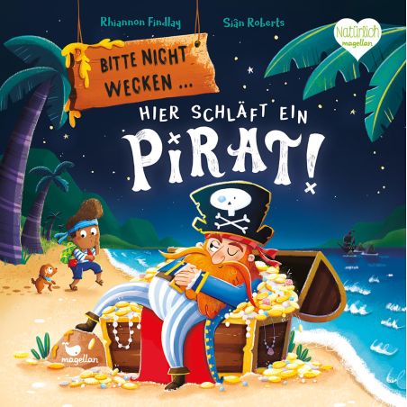 Ein orangebärtiger Pirat schläft auf einem Schatz, während Junge und Affe am mondbeschienenen Strand zusehen.