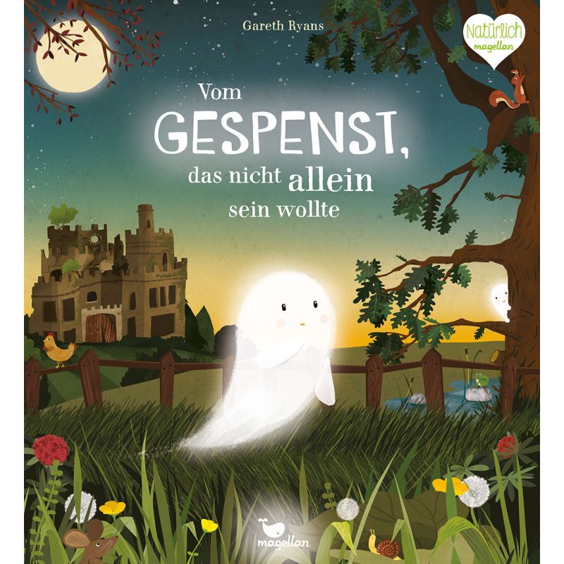 Vor einer Burg schwebt nachts ein niedlicher Geist im Mondlicht, oben steht deutscher Titeltext.