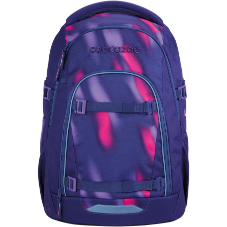 Lila Cocazoo-Rucksack mit pink-blauen Mustern, Frontgurten und Reißverschlusstaschen.