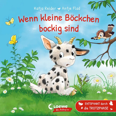 Illustration eines traurigen Ziegenkitzes auf Gras mit Blumen, einem Vogel auf einem Ast und fliegenden Schmetterlingen.