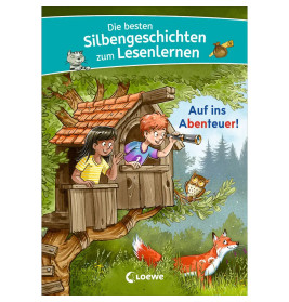 Zwei Kinder im Baumhaus, eines mit Fernrohr, beobachten eine Eule und einen Fuchs im Wald.