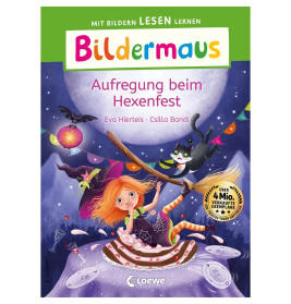 Eine junge Hexe fliegt mit einer Katze auf einen Besen über einen gruseligen, violetten Wald, Mond und Fledermäuse.