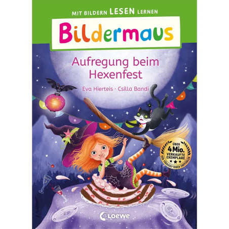Eine junge Hexe fliegt mit einer Katze auf einen Besen über einen gruseligen, violetten Wald, Mond und Fledermäuse.