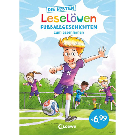 Cartoonkinder spielen Fußball auf einem hellen Feld; ein Junge im lila Trikot schießt den Ball aufs Tor, andere schauen zu.