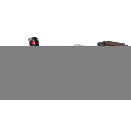 Schwarz-roter Motorradhelm, weißes Gerät und Spielkonsole auf weißem Hintergrund.