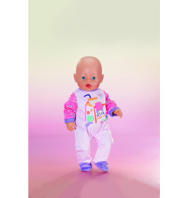 Eine Babypuppe in buntem Schlafanzug steht vor einem Hintergrund mit rosa und grünem Farbverlauf.