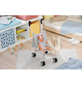 Eine Babypuppe im Kinderwagen steht in einem bunten, gemütlichen Kinderzimmer mit Spielzeug und Büchern.