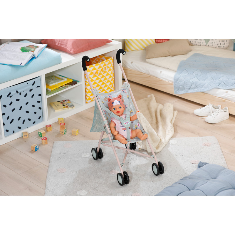 Eine Babypuppe im Kinderwagen steht in einem bunten, gemütlichen Kinderzimmer mit Spielzeug und Büchern.