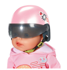 Puppe mit rosa Helm samt Visier und rosa Hoodie mit Burger-Motiv.