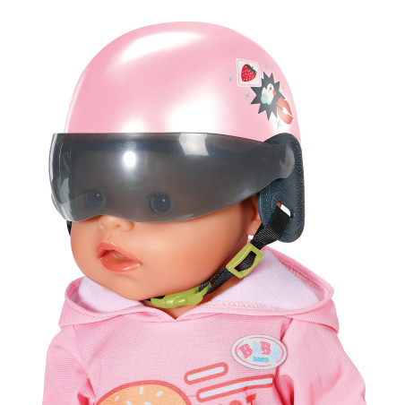 Puppe mit rosa Helm samt Visier und rosa Hoodie mit Burger-Motiv.